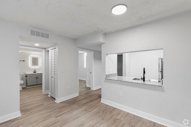2BR, 1BA - 725 SF - Entrance/Kitchen