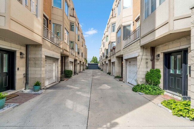 Photo - 3262 W Armitage Ave