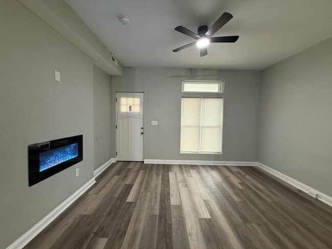 Building Photo - 5340 Maple Ave