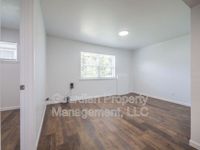 Photo - 1121 N College Dr