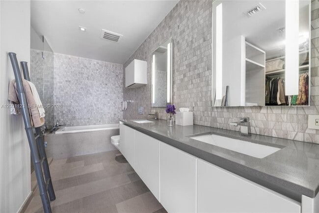 Photo - 88 SW 7th St Unidad 3208