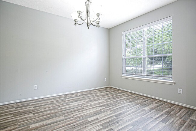 Photo - 43 W Spindle Tree Cir
