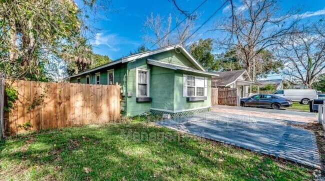 Building Photo - 2749 Gilmore St Rental