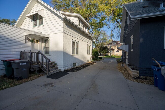 Photo - 207 7th Ave NW