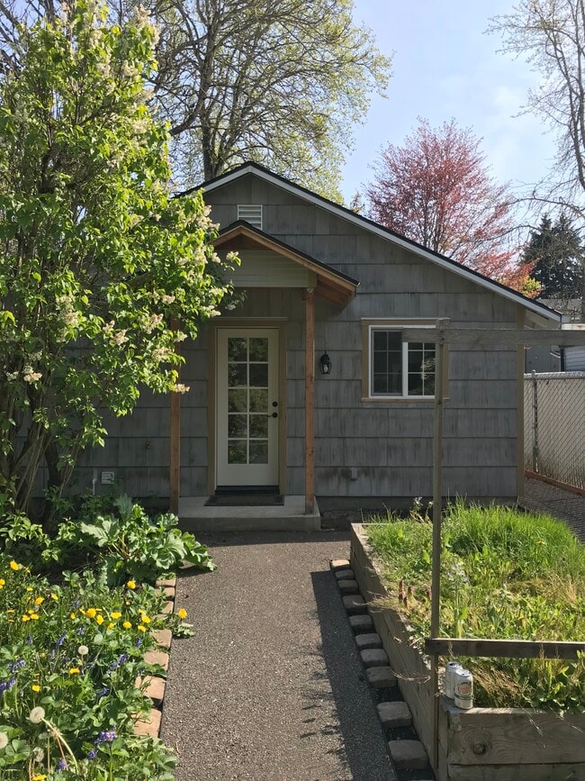 224 A Entrance - 224 NE Jefferson St Unidad 224 A