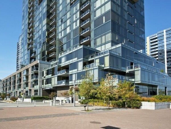 Building Photo - Atwater Place - 2 bed/2.5 bath + office/den South Waterfront condo w/2 parking spaces/storage/mos... Unit ATW305