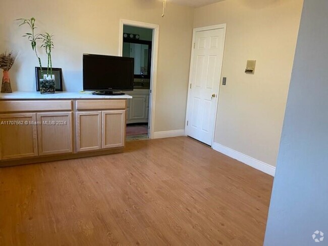 Building Photo - 14020 SW 108th St Unit B Rental