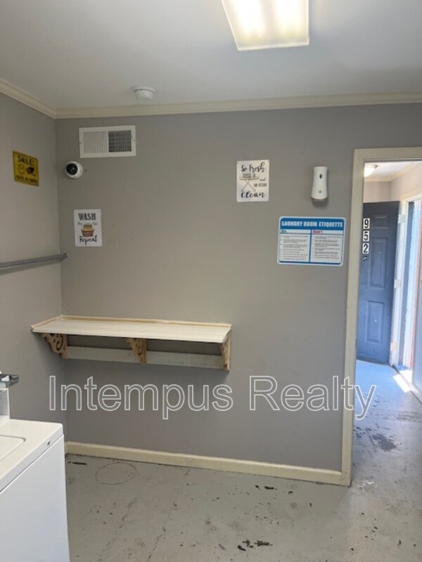 Photo - 952 Houck St