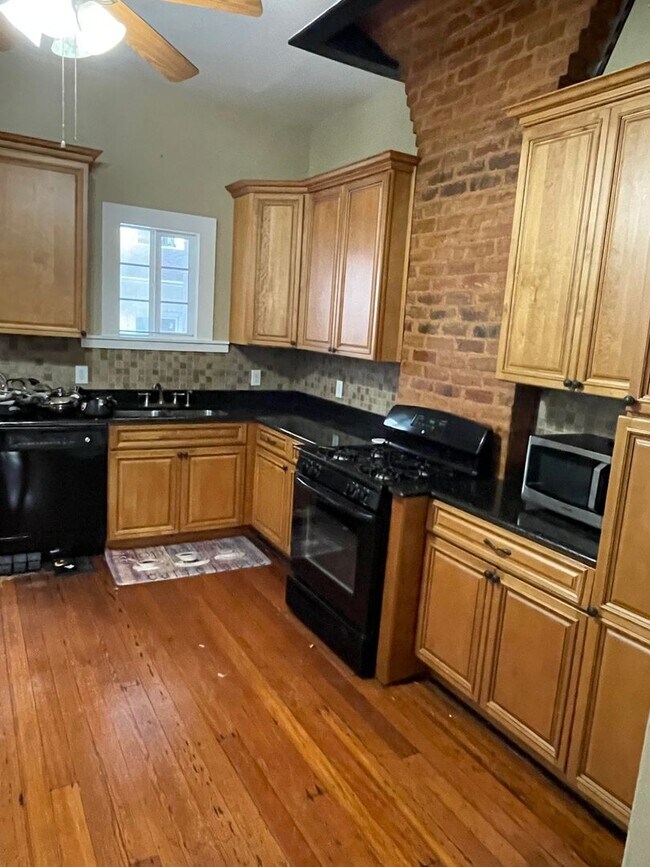 Photo - Huge 2BD/2.5BA Uptown, with a Yard, Central Air/Heat, and W/D in Unit
