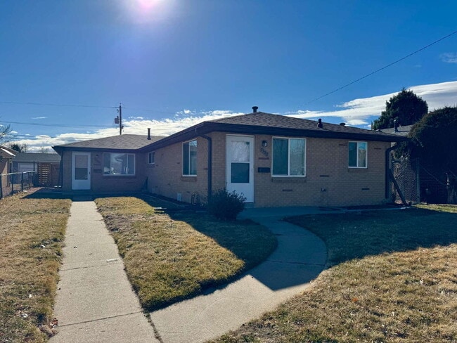 Building Photo - Remodeled 2-Bed 1-Bath Home in Park Hill!