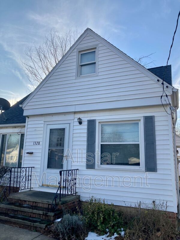 Photo - 1328 Elmwood Rd House