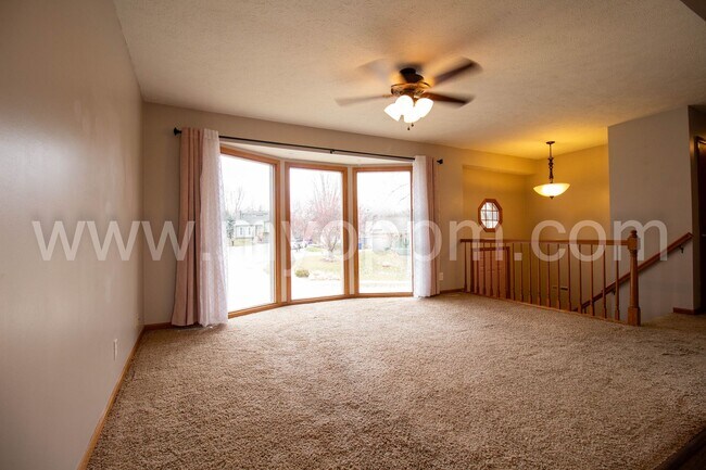 Photo - Must See! Well maintained 3 Bedrooms 2.5 B...