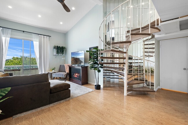 Building Photo - 1440 Veteran Ave Unit 557