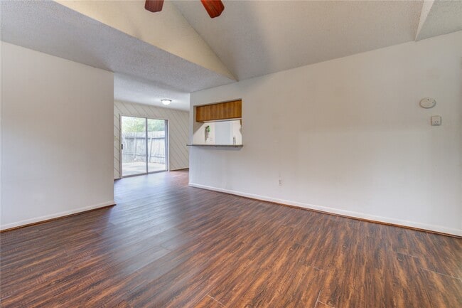 Photo - 212 Quaker Dr