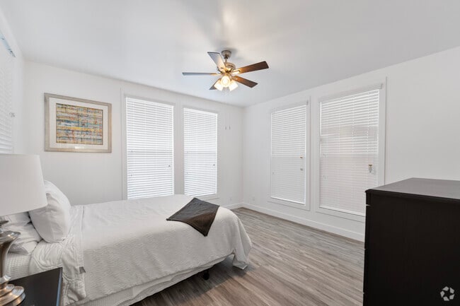 2BR, 2BA - 900SF - Oak Street Apartments