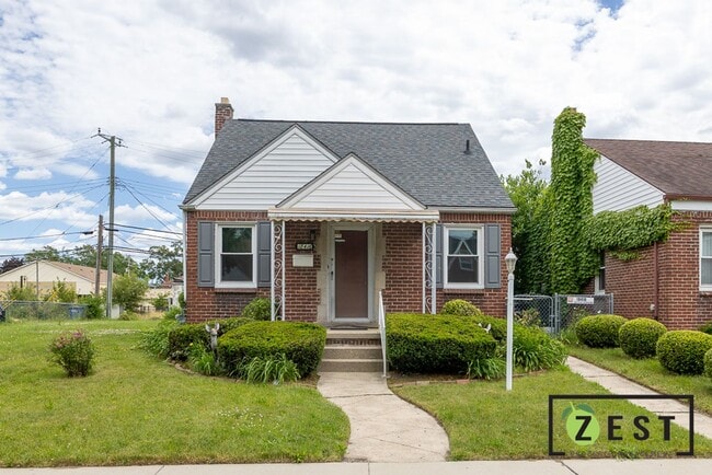 Building Photo - OPEN HOUSE WEDNESDAY DECEMBER 3RD 3-3:30PM Amazing 3 Bedroom 1 Bathroom - $1,375.00