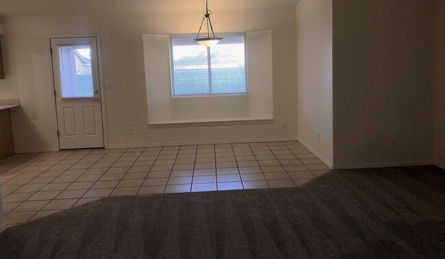 Photo - 3+2 Stylish and comfortable place to call home!