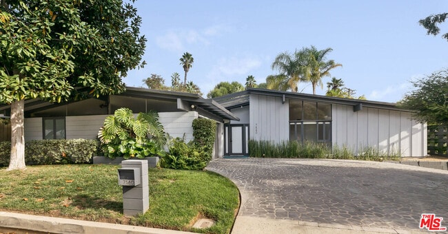7560 Lolina Ln
