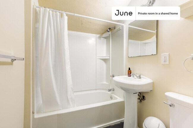 Room in Shared 4 bed/2 bath home in Dupont Circle