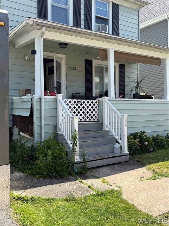 Building Photo - 2025 La Salle Ave
