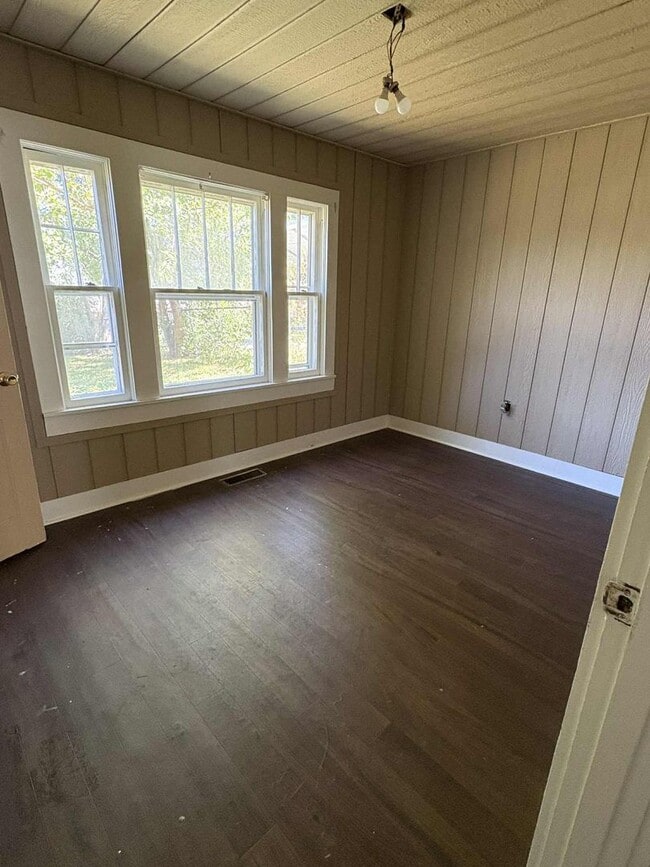 Building Photo - Small Family Home!