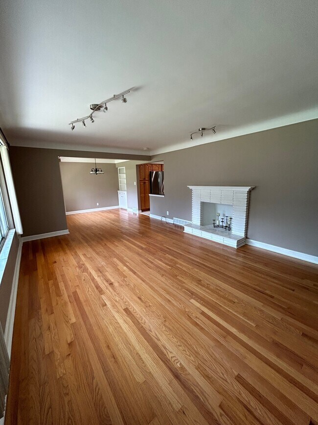 Living Room - 2558 Avonhurst Dr House