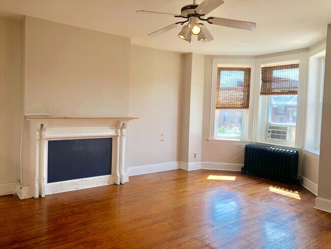 Photo - For Rent: Charming Living on St. Paul Street MD 21218 – Your Urban Retreat Awaits! Unidad 3