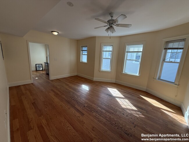 Building Photo - 74 Brooks St Unit 2