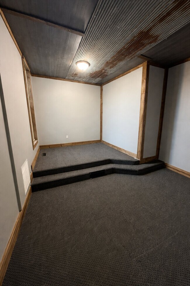 302 S Mayne St