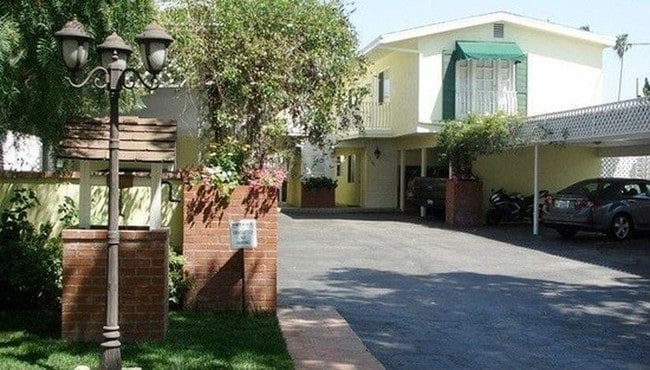 Front of Apartment and Parking Lots - 140 N Wilson Ave Unit 10