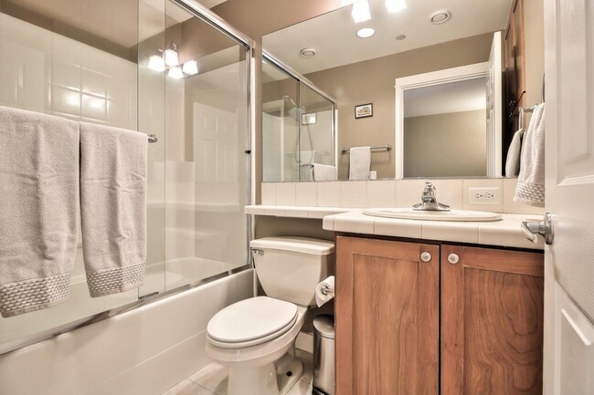 Shared bath with 1 person - 125 Laurel Grove Ln Townhome