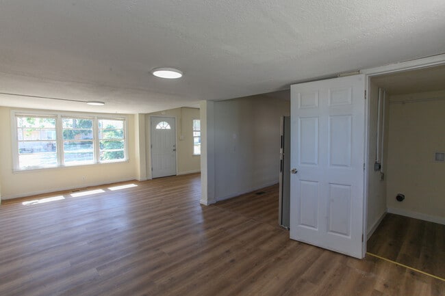 Photo - 614 Ridgelea Dr
