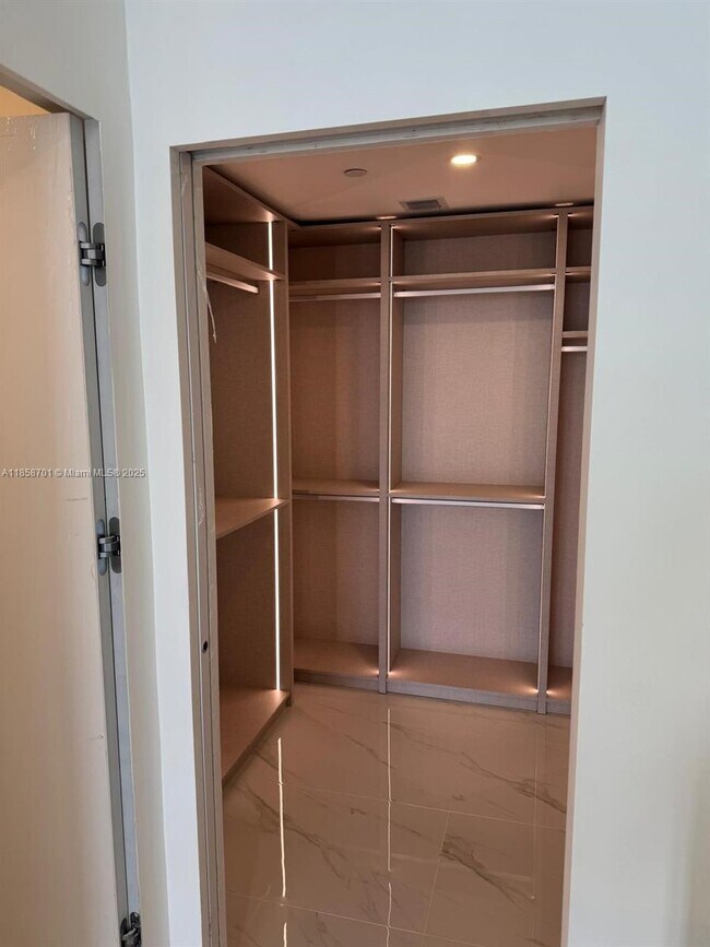 Building Photo - 700 NE 24th St Unit 1205 Rental