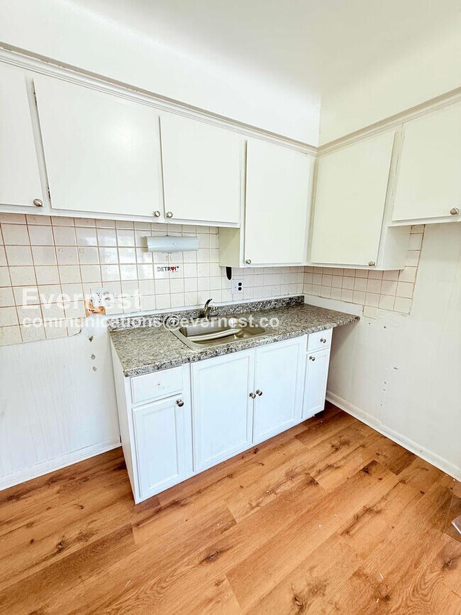 Photo - 15601 Schoolcraft Rd Unit 5