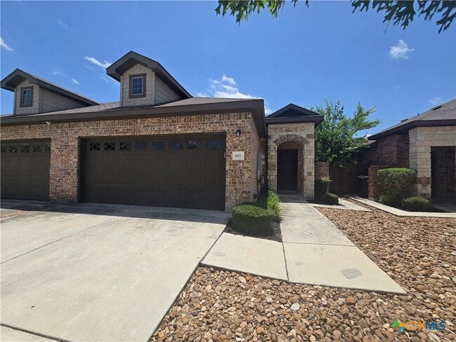Photo - 685 Creekside Cir
