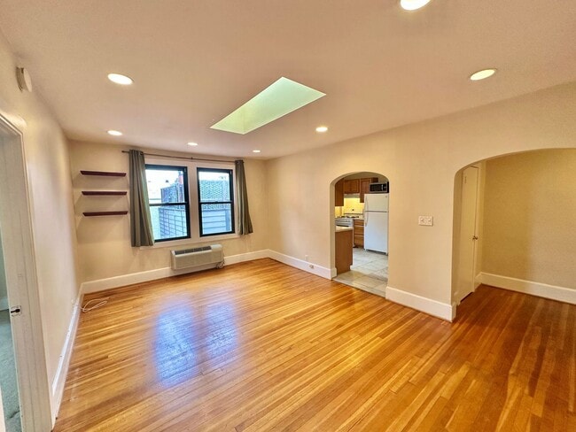 Photo - Dashing Dupont Circle 1 Bedroom Apt with skylight and building roof deck. Unidad 404