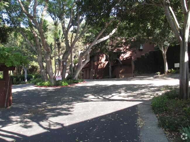 Building Photo - Santa Barbara Townhome