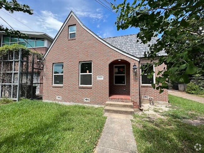 Building Photo - 2420 White Oak Dr Unit House