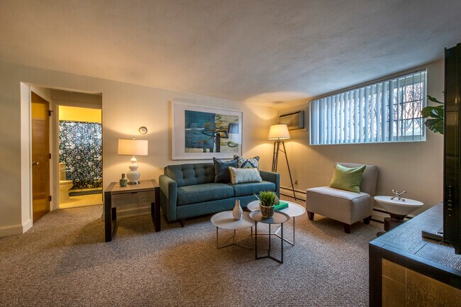 Building Photo - 11 Brattle Dr