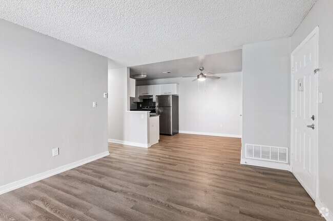 2BR, 2BA - 924SF - Living Room