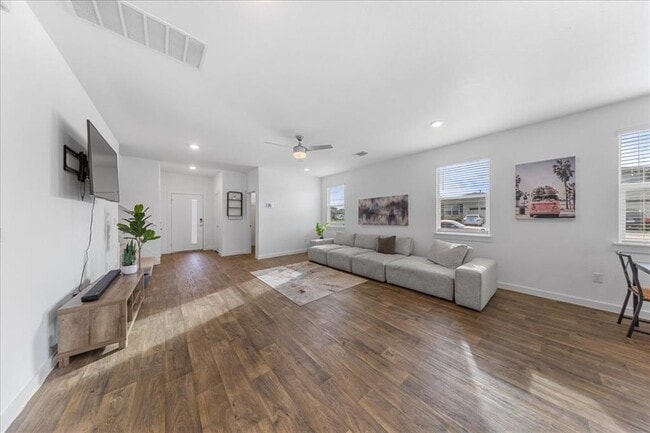 Photo - 3200 Egan Dr