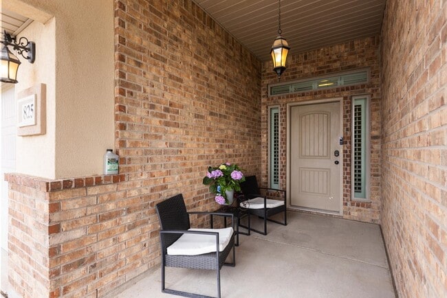 Photo - 825 E 91st St