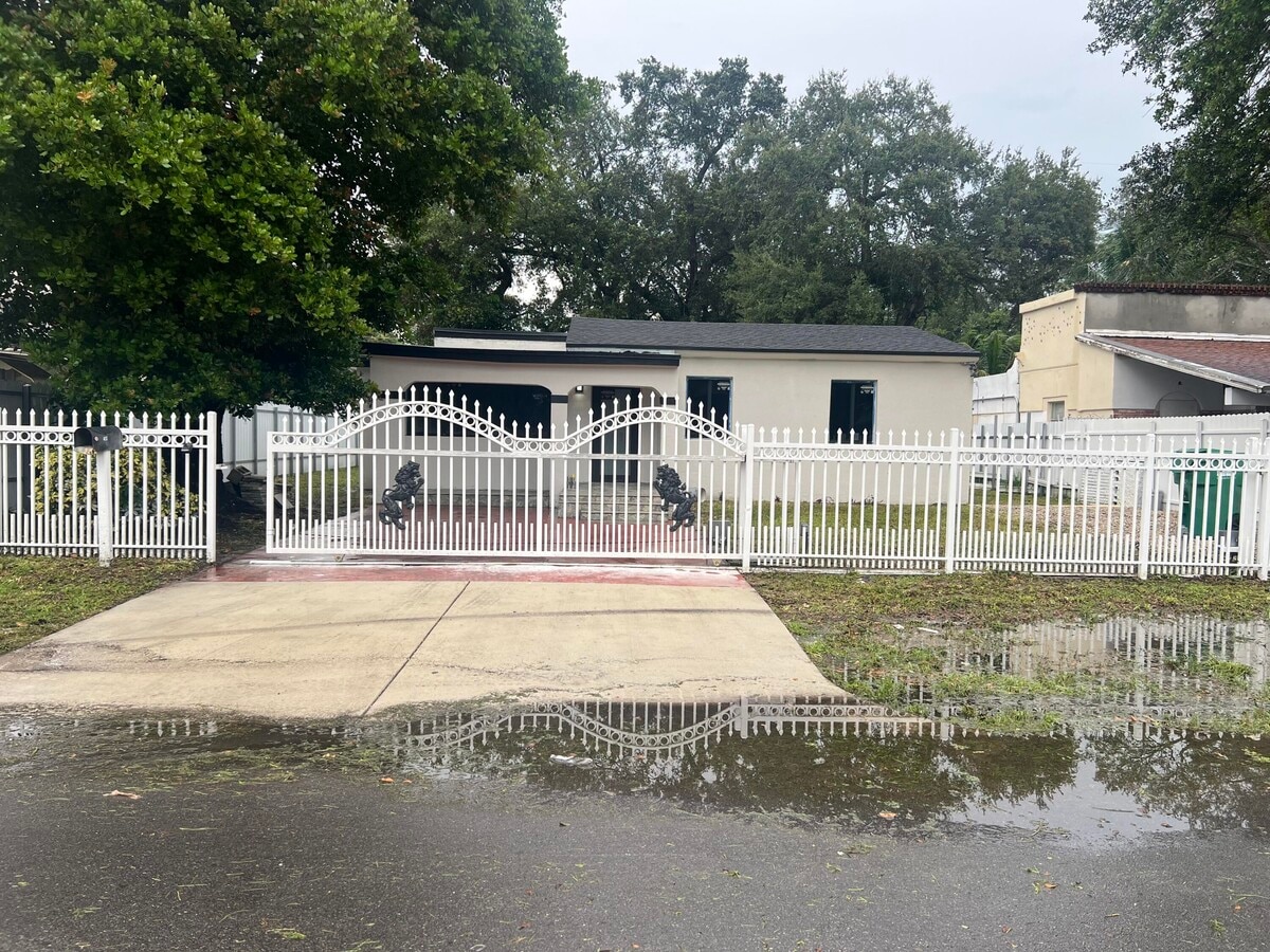 Photo - 413 NE 162nd St