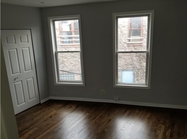 Photo - 561 W 18th St