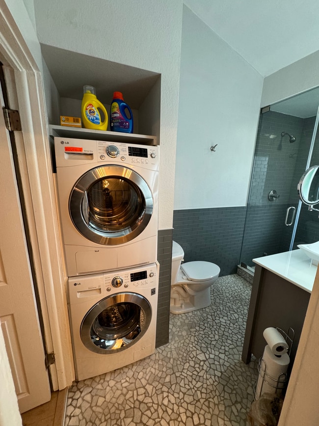 Photo - 3045 Melton St N