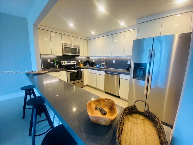 Modern Kitchrn - 19370 Collins Ave Condominio Unidad 618