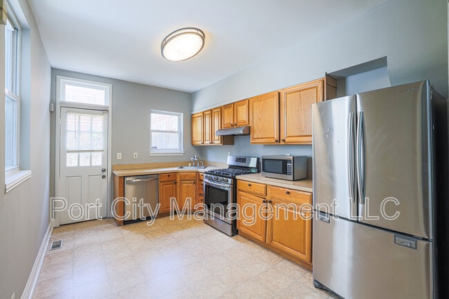 Photo - 1007 Baylis St