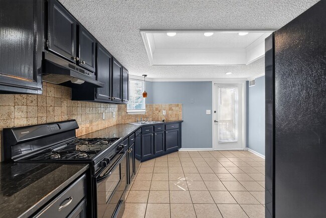 Photo - 1024 Wiltshire Way NW