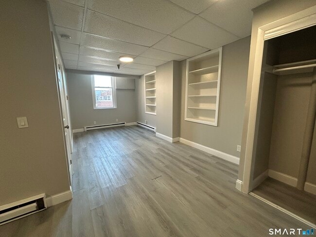 Building Photo - 472 Main St Unit 3A
