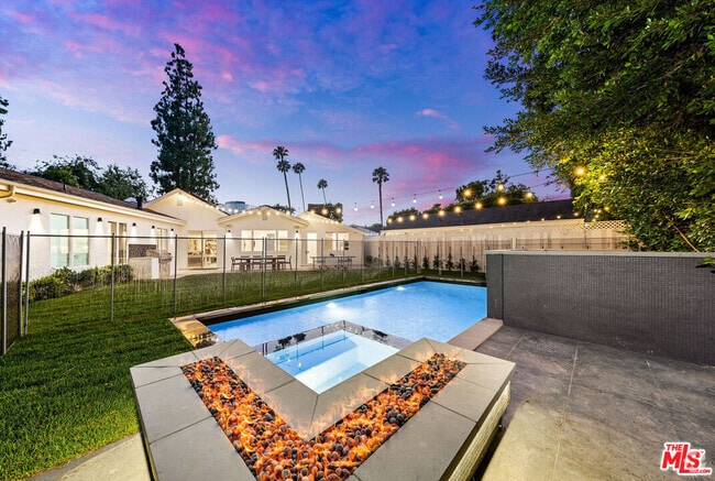Building Photo - 530 S Bentley Ave Rental